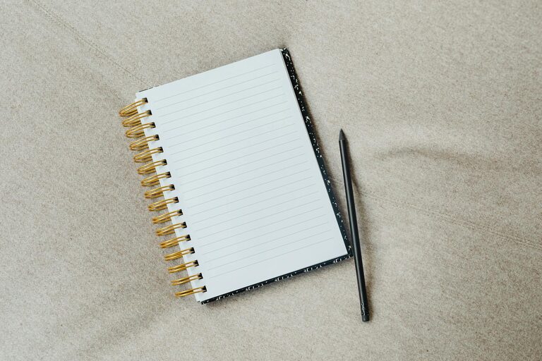 Beginner Guide to Journaling Every Day for a Happier Mind